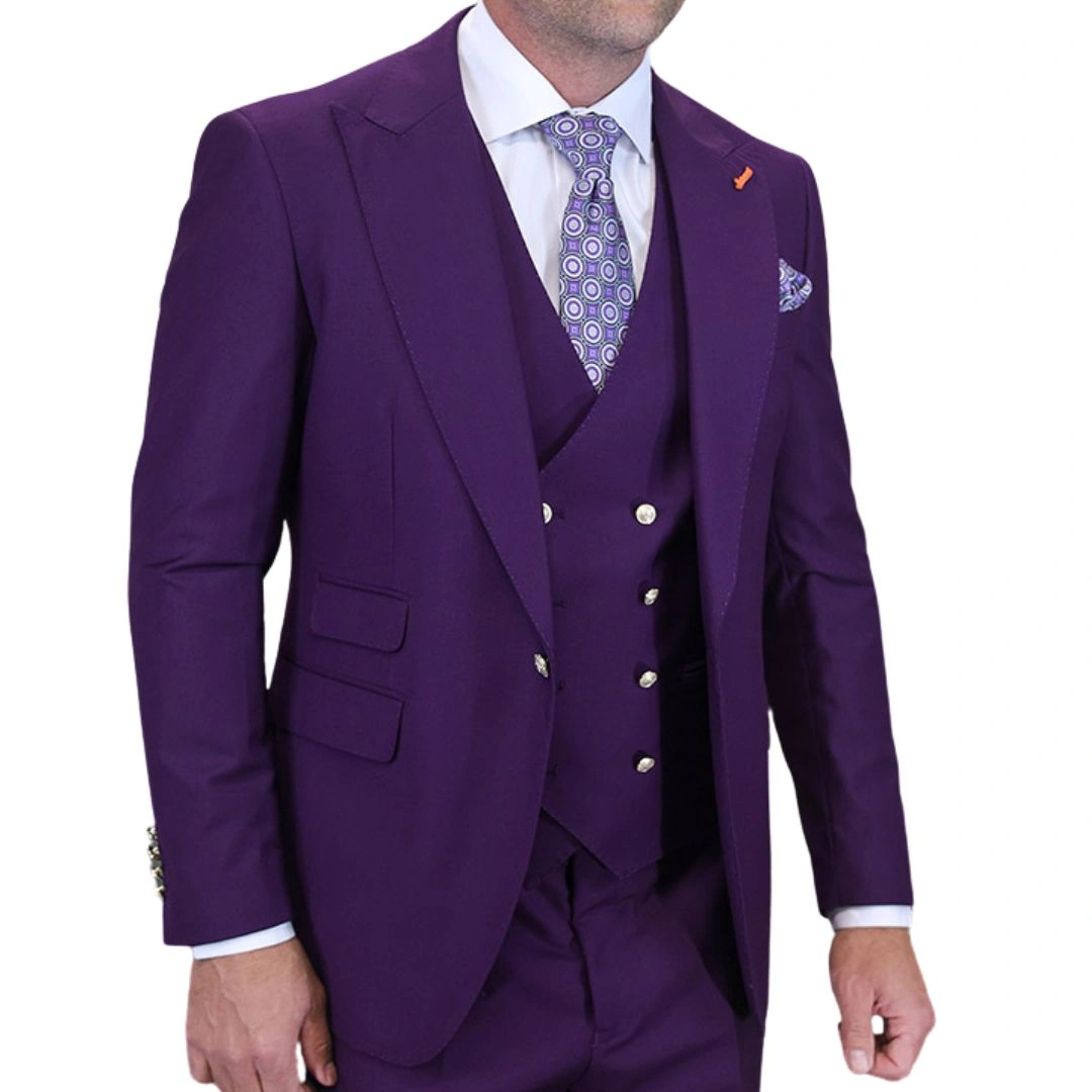 Aether Crest: L'élégance audacieuse en prune, costume trois pièces, coupe moderne pour l'homme raffiné.