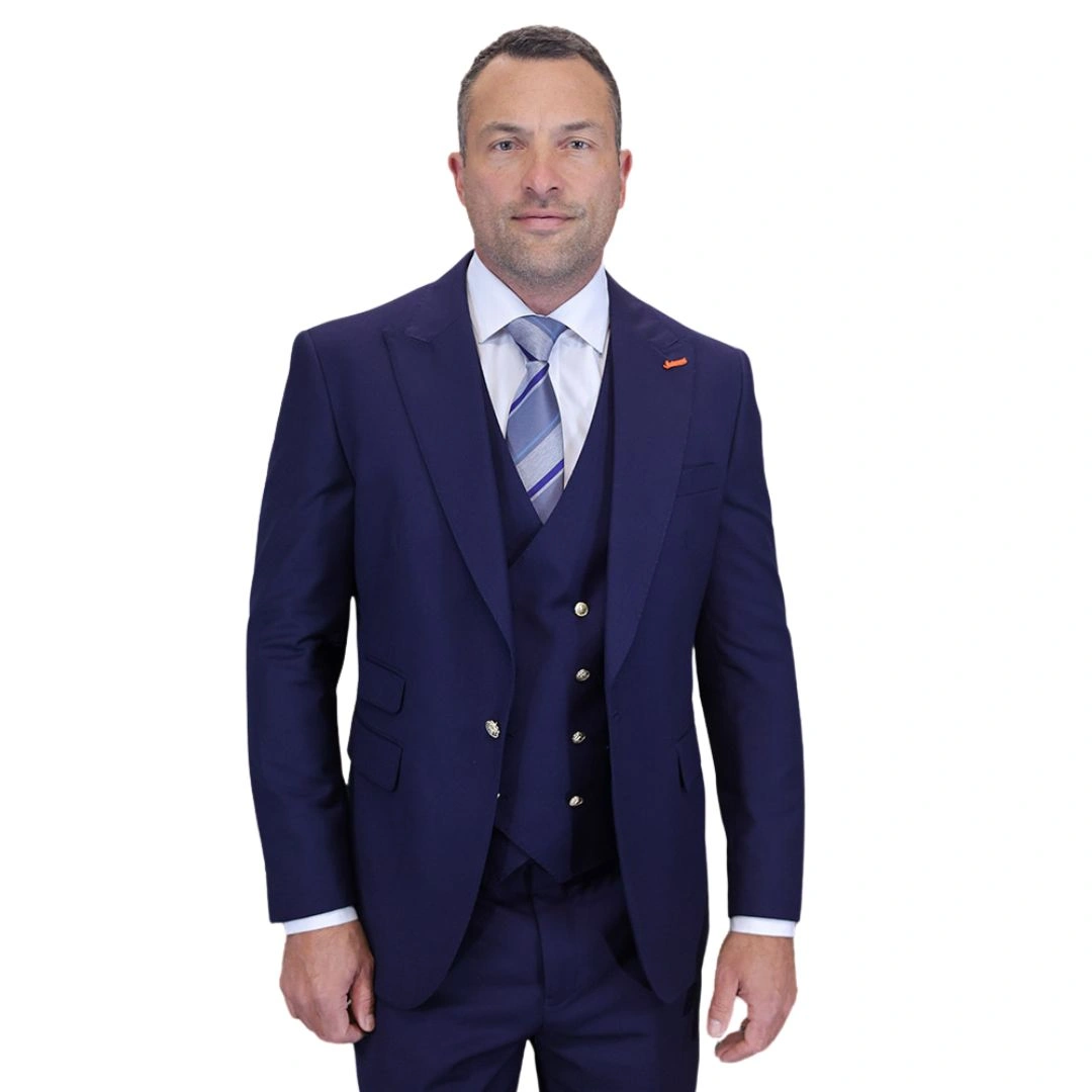 Aether Crest : L'élégance marine audacieuse, costume 3 pièces ajusté, un style moderne et impeccable.